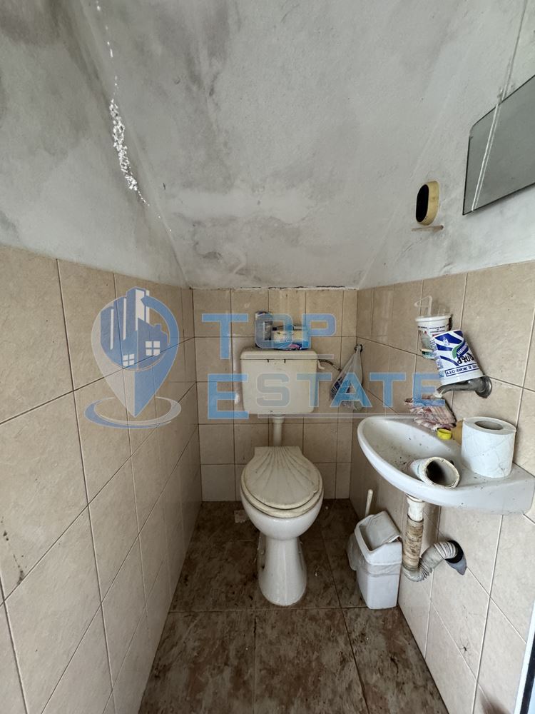 Двуетажна тухлена къща с допълнителни постройки и голям двор в село Горна Липница, област Велико Търново - 0