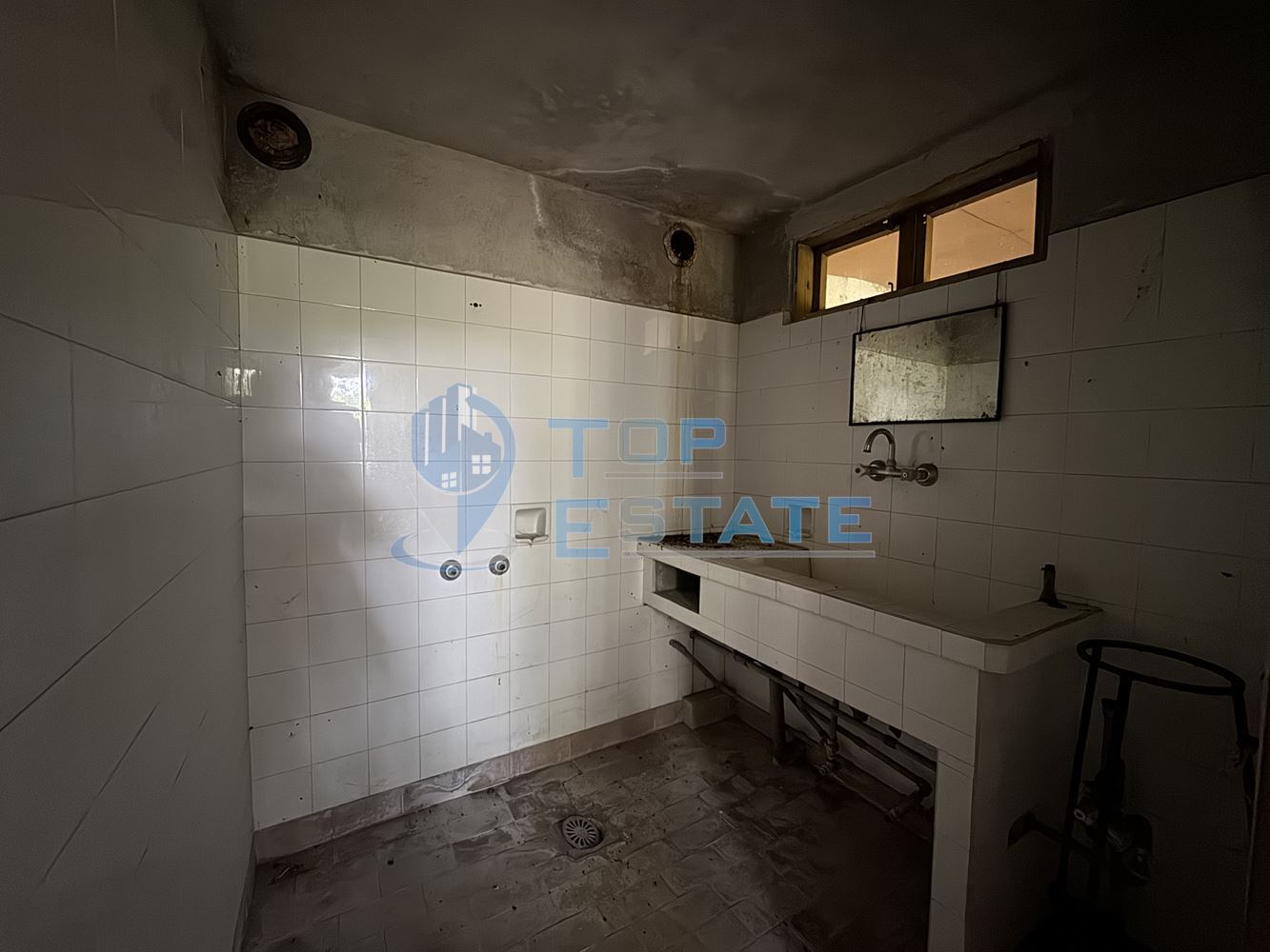 Тухлена къща с кладенец и голям двор в село Павел, област Велико Търново - 0