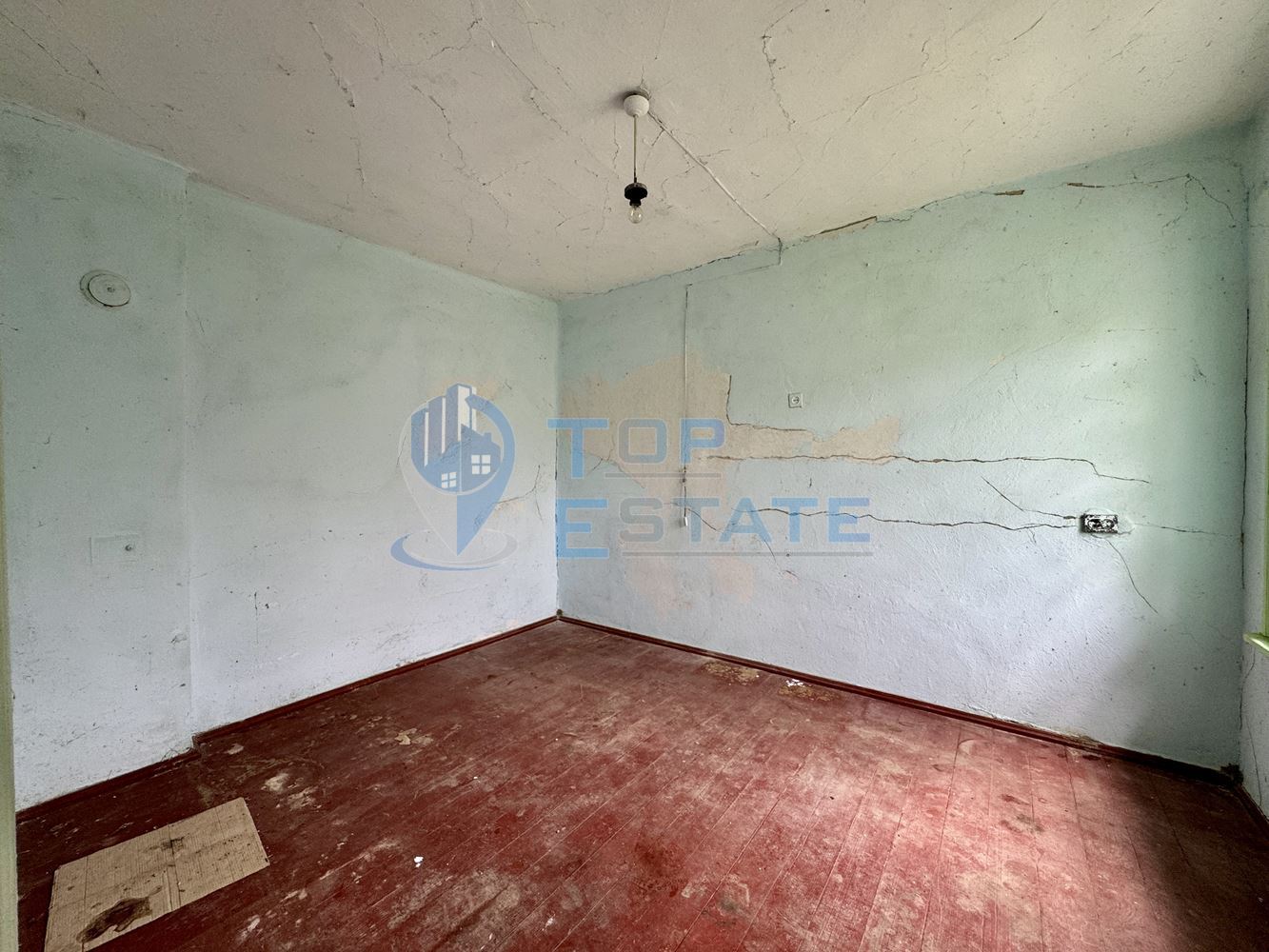 Тухлена къща с голям двор и допълнилни постройки в село Хотница, област Велико Търново - 0