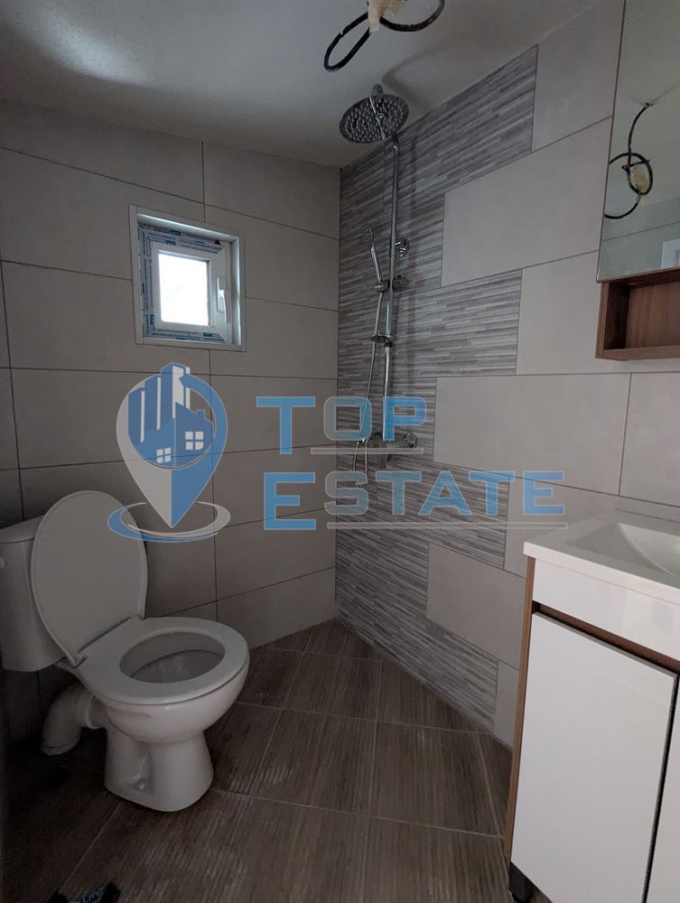 Двуетажна тухлена къща с кладенец в село Поликраище, област Велико Търново - 0