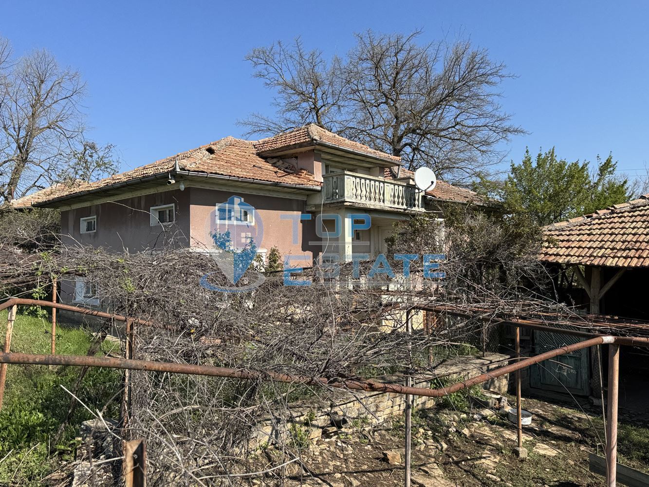 Двуетажна къща с кладенец и стопански постройки в село Нова Върбовка, област Велико Търново. - 0