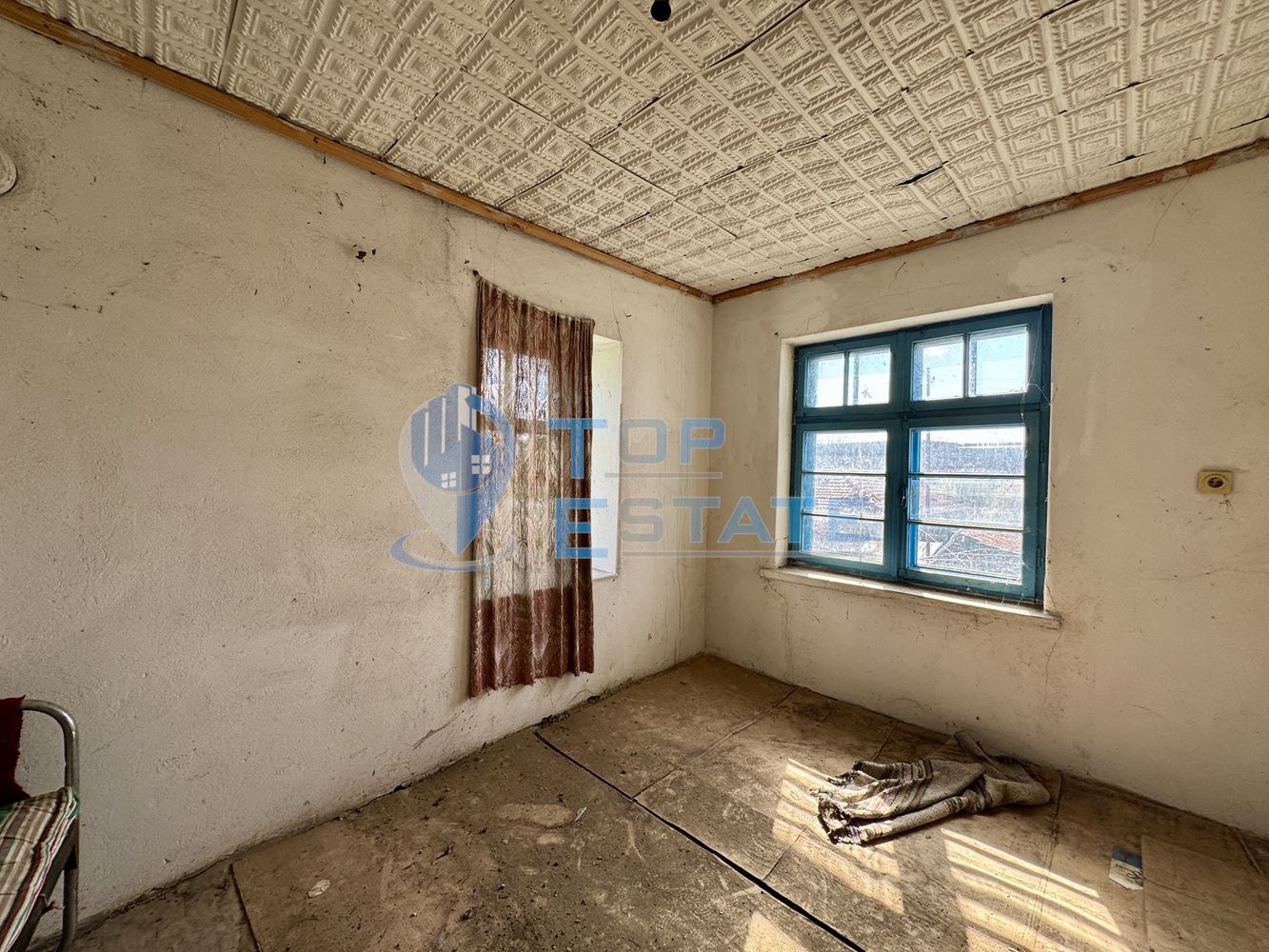 Двуетажна къща с кладенец и допълнителни постройки в село Долна Липница, област Велико Търново - 0