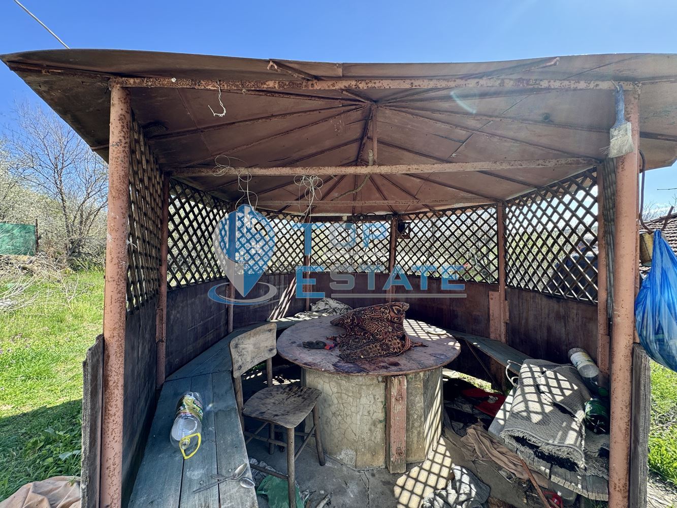 Двуетажна къща с кладенец и допълнителни постройки в село Долна Липница, област Велико Търново - 0