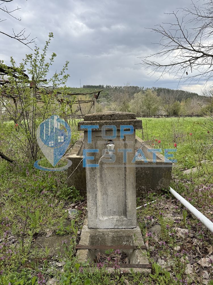 Двуетажна тухлена къща с допълнителни постройки и голям двор в село Горна Липница, област Велико Търново - 0