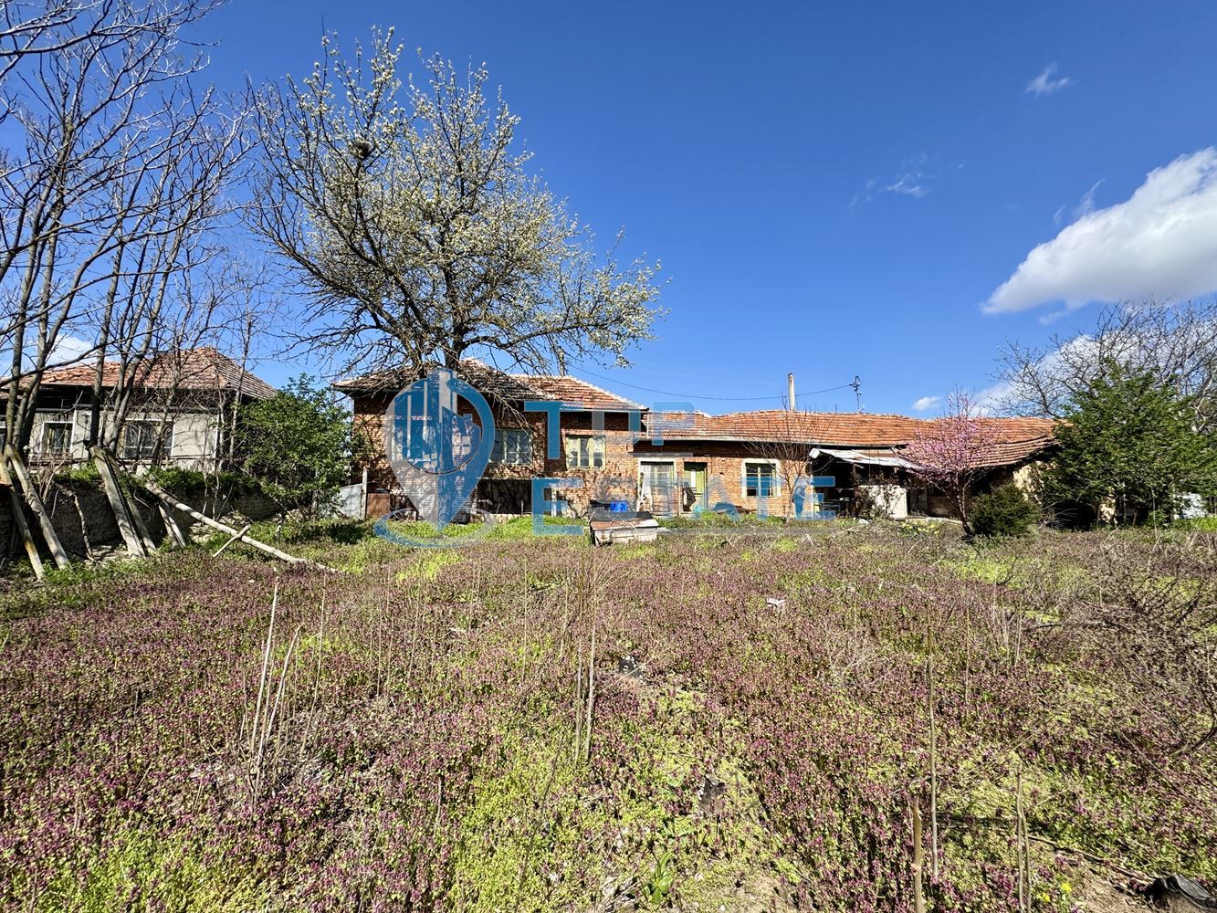 Тухлена къща с кладенец и допълнителни постройки в село Масларево, област Велико Търново - 0