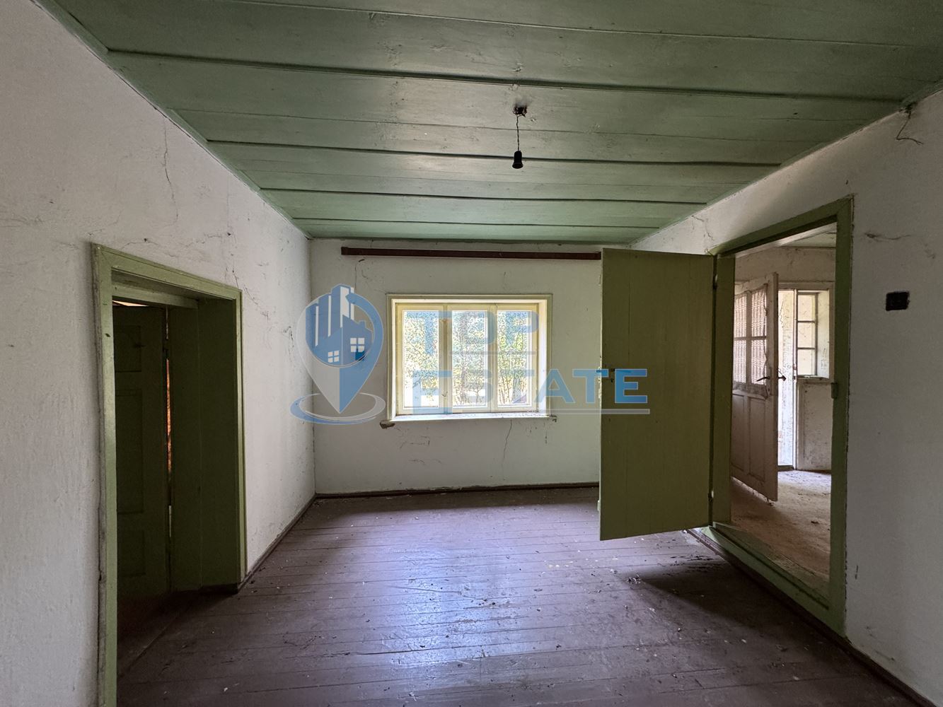 Тухлена къща с кладенец и голям двор в село Павел, област Велико Търново - 0