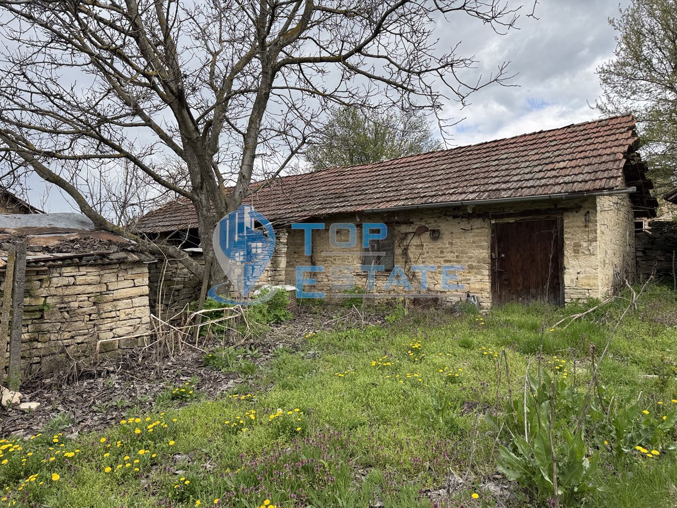 Двуетажна тухлена къща с допълнителни постройки и голям двор в село Горна Липница, област Велико Търново - 0