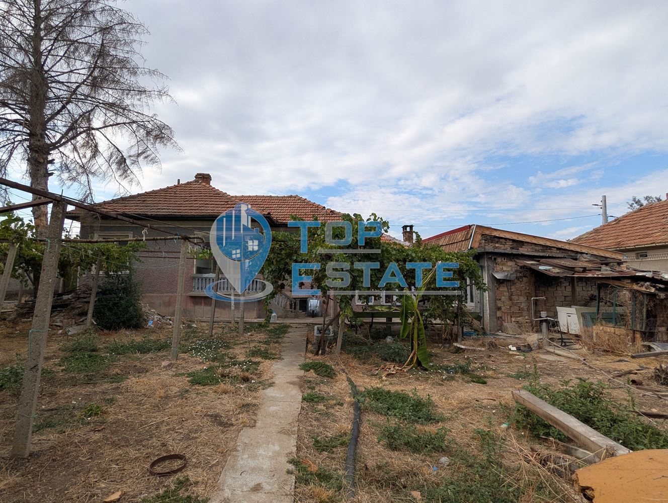 Двуетажна тухлена къща с кладенец в село Поликраище, област Велико Търново - 0