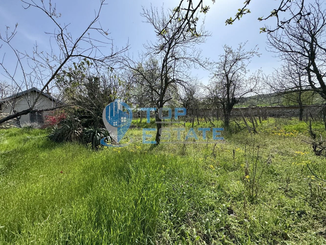 Къща с голям двор и допълнителни постройки в село Хотница, област Велико Търново - 0