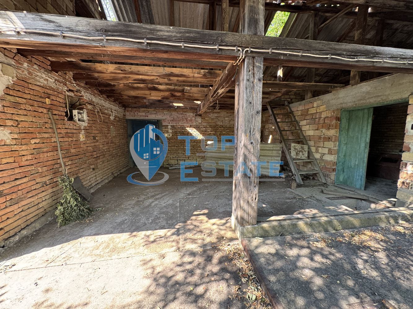 Тухлена къща с кладенец и голям двор в село Павел, област Велико Търново - 0