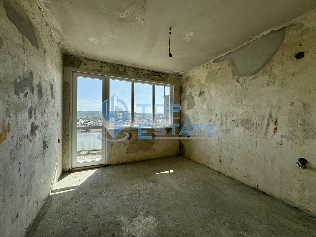 Двустаен тухлен апартамент в центъра на град Полски тръмбеш - 0