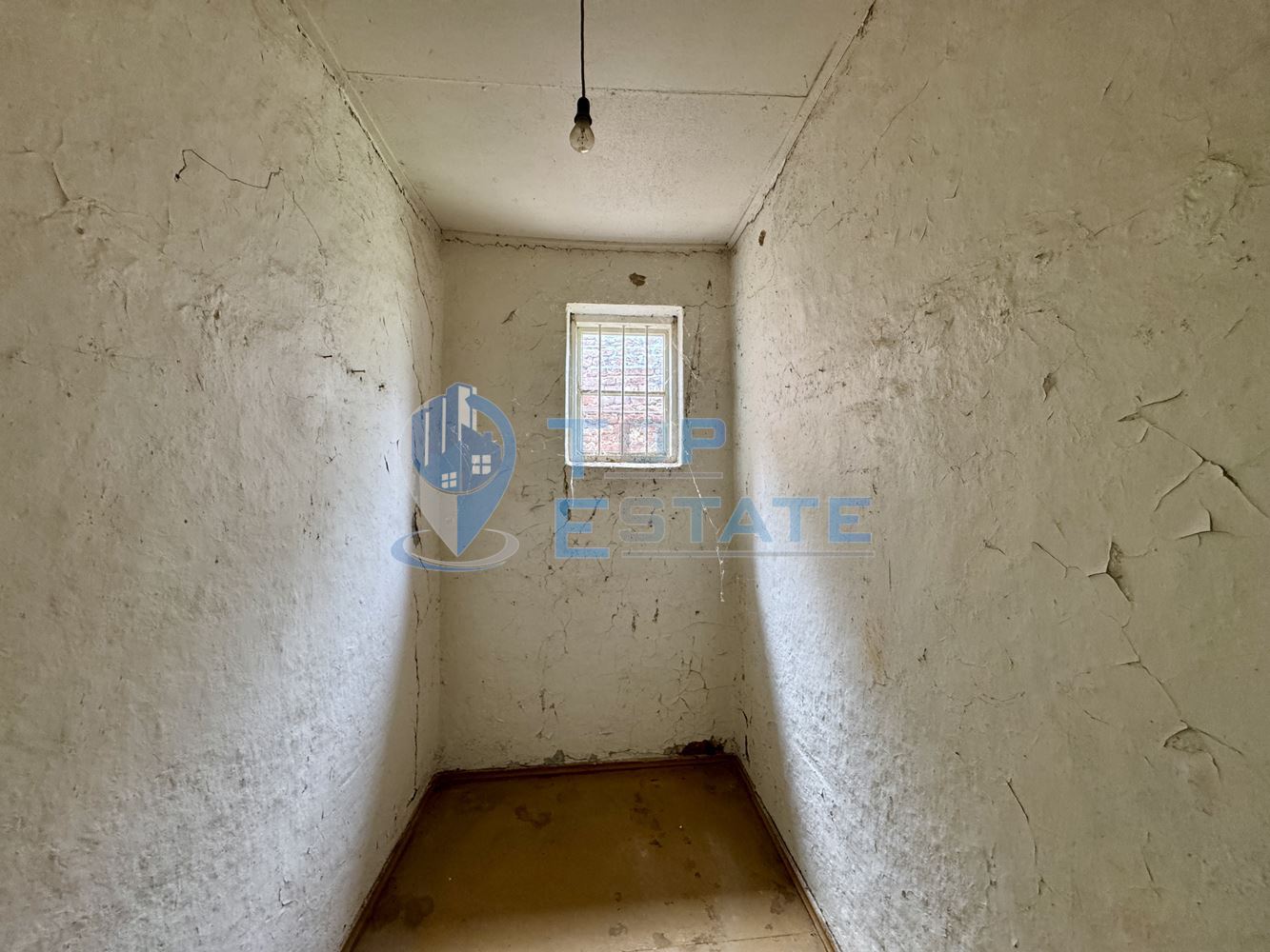 Тухлена къща с голям двор и допълнилни постройки в село Хотница, област Велико Търново - 0