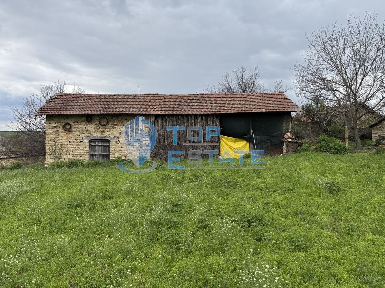 Двуетажна тухлена къща с допълнителни постройки и голям двор в село Горна Липница, област Велико Търново - 0