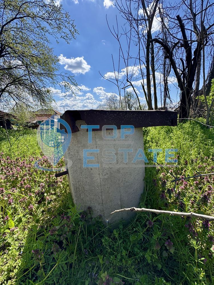 Тухлена къща с кладенец и допълнителни постройки в село Масларево, област Велико Търново - 0