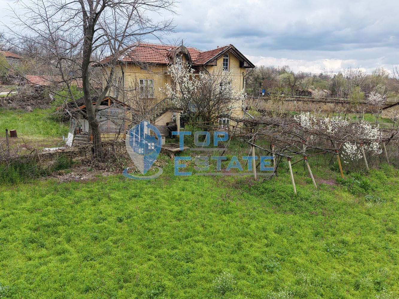 Двуетажна тухлена къща с допълнителни постройки и голям двор в село Горна Липница, област Велико Търново - 0