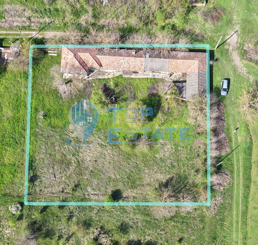 Тухлена къща с кладенец и голям двор в село Павел, област Велико Търново - 0