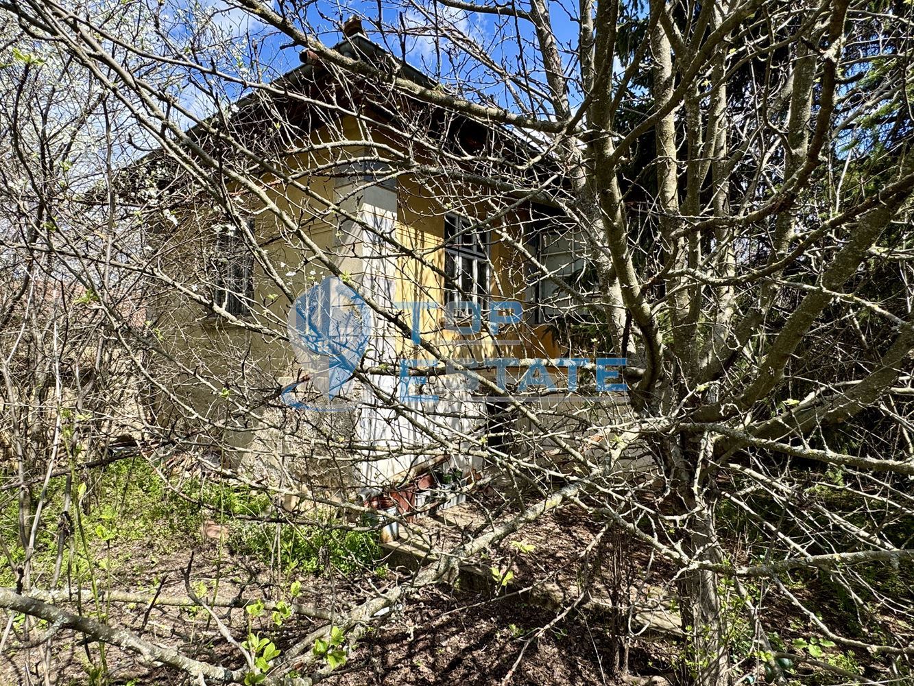 Масивна двуетажна къща с кладенец в село Иванча, област Велико Търново - 0