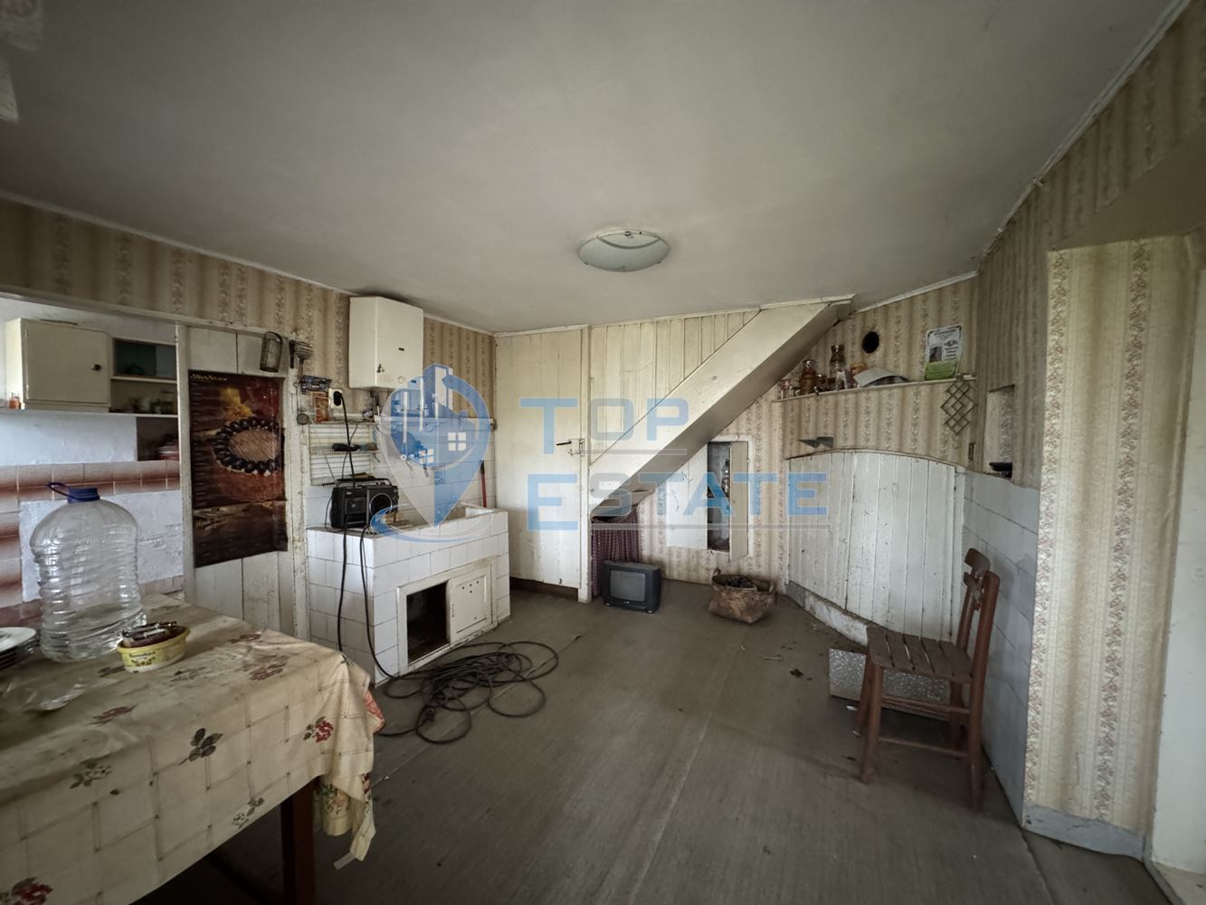 Двуетажна тухлена къща с допълнителни постройки и голям двор в село Горна Липница, област Велико Търново - 0