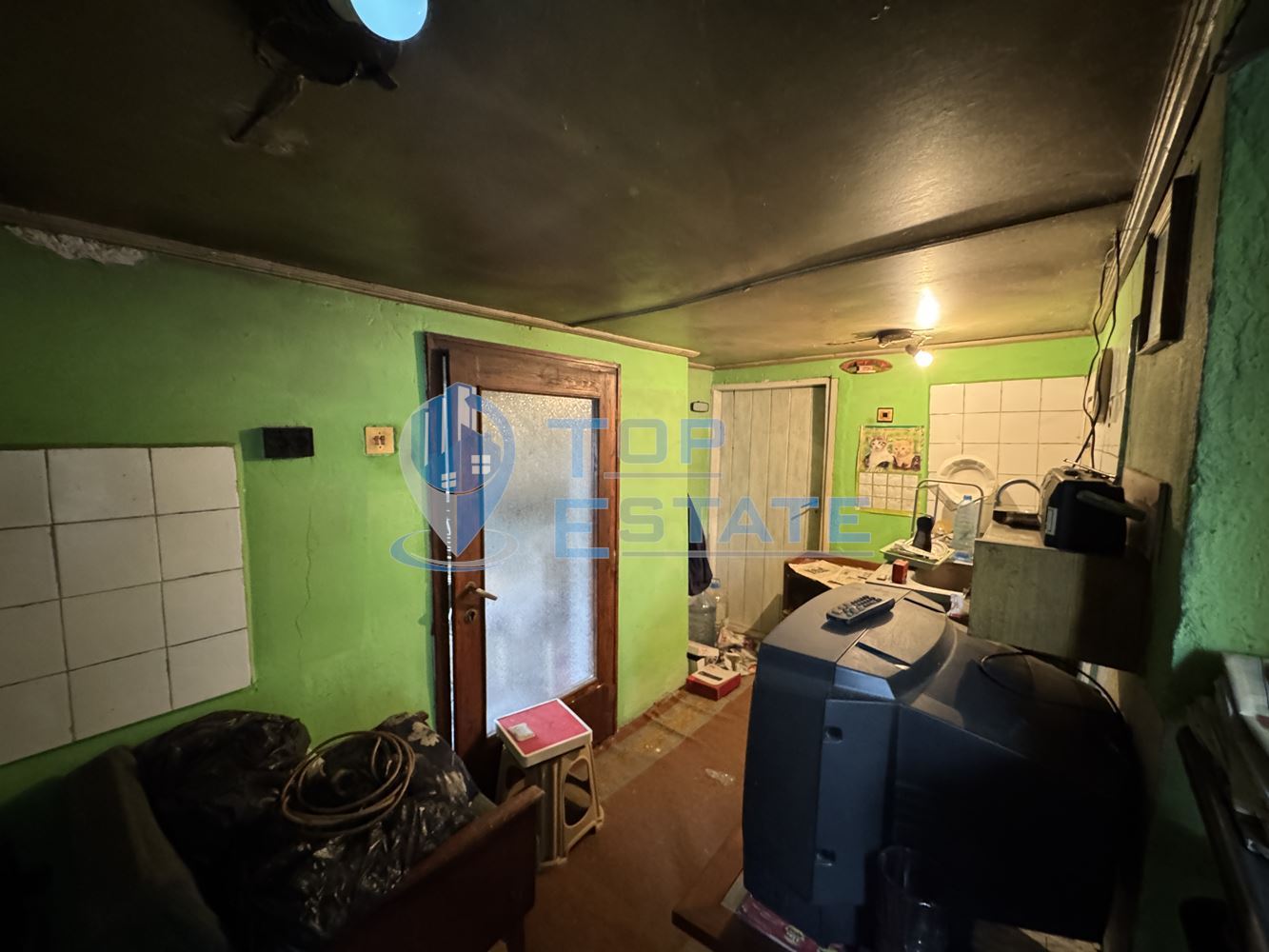 Къща с голям двор и стопански постройки в село Янтра, област Велико Търново - 0