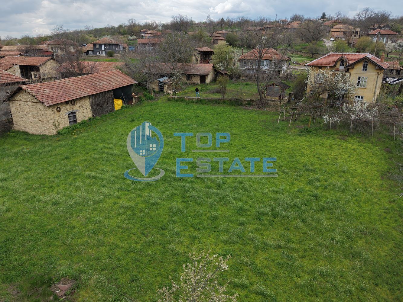 Двуетажна тухлена къща с допълнителни постройки и голям двор в село Горна Липница, област Велико Търново - 0