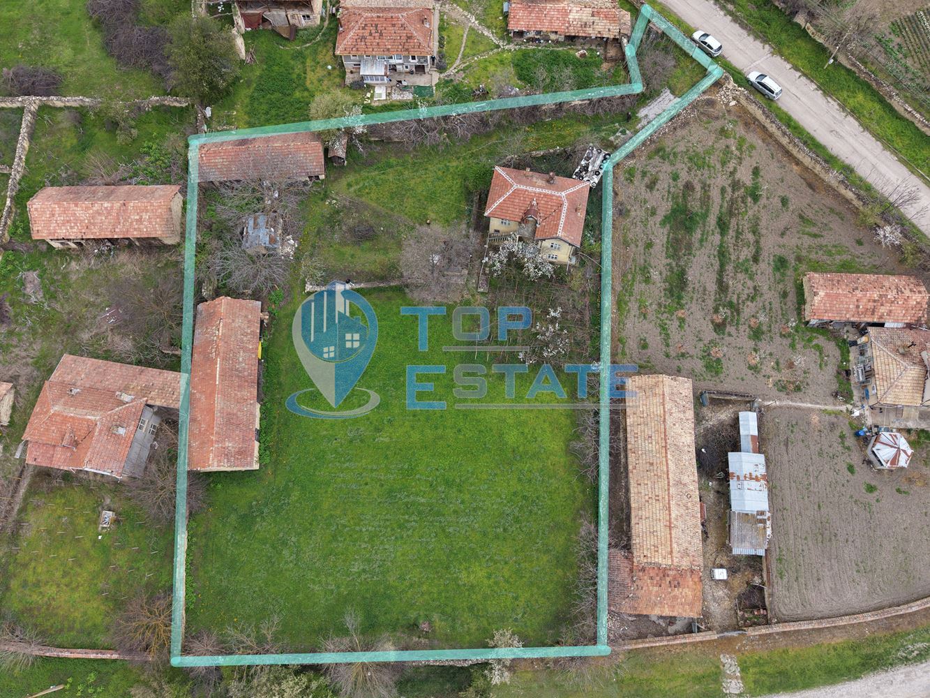 Двуетажна тухлена къща с допълнителни постройки и голям двор в село Горна Липница, област Велико Търново - 0