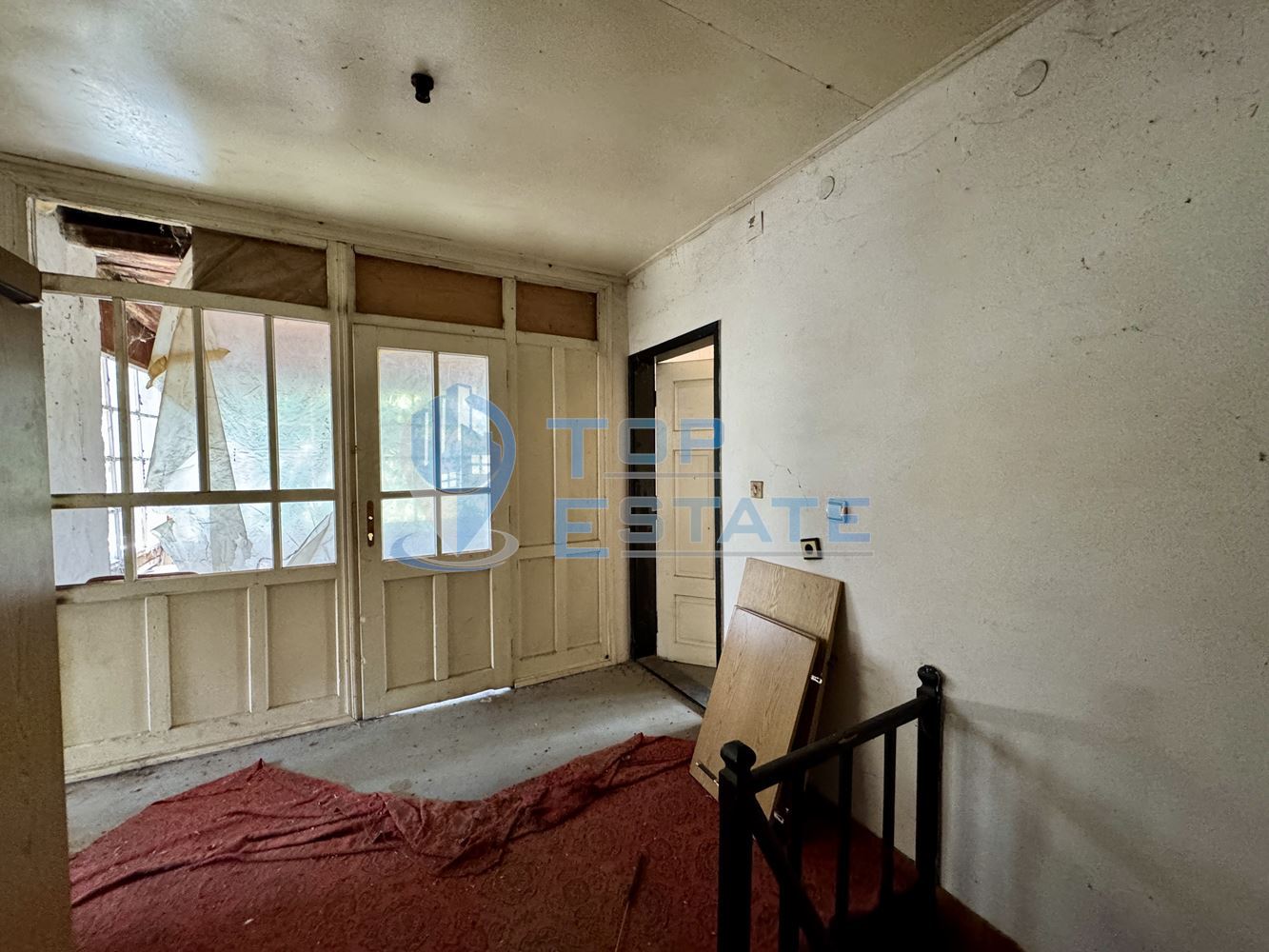 Масивна двуетажна къща с кладенец в село Иванча, област Велико Търново - 0