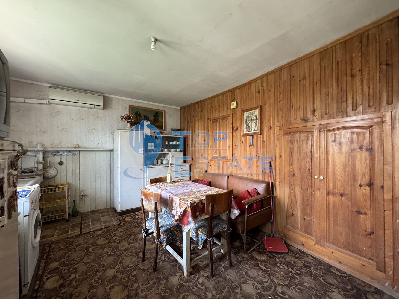 Къща с голям двор и допълнителни постройки в село Хотница, област Велико Търново - 0