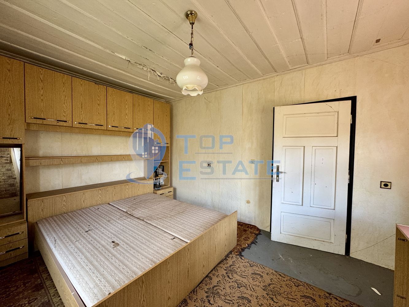 Масивна двуетажна къща с кладенец в село Иванча, област Велико Търново - 0