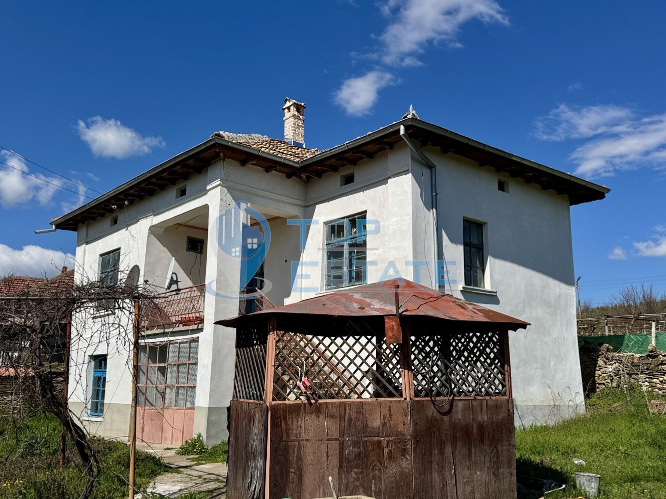 Двуетажна къща с кладенец и допълнителни постройки в село Долна Липница, област Велико Търново - 0