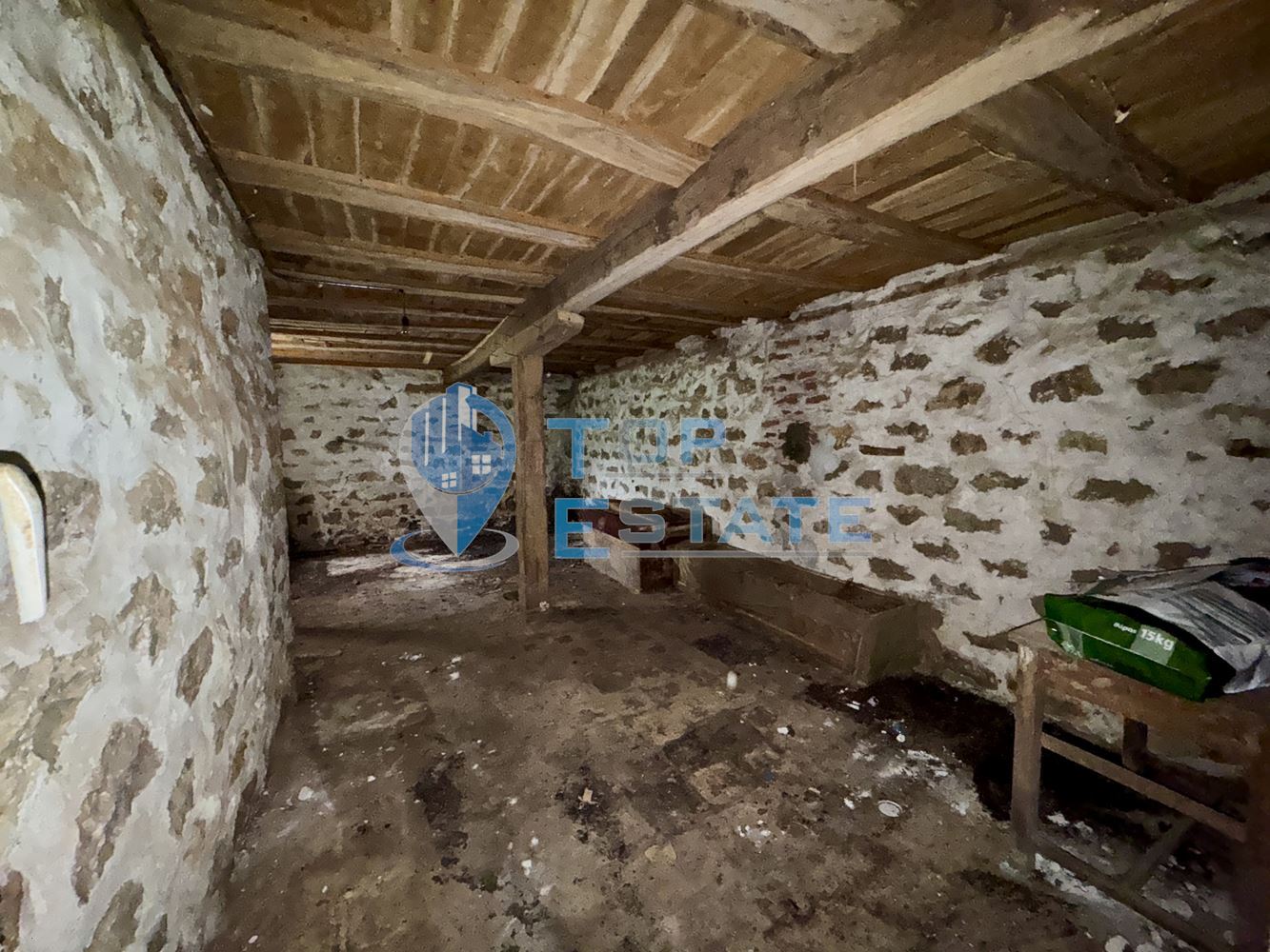 Тухлена къща с голям двор и допълнилни постройки в село Хотница, област Велико Търново - 0