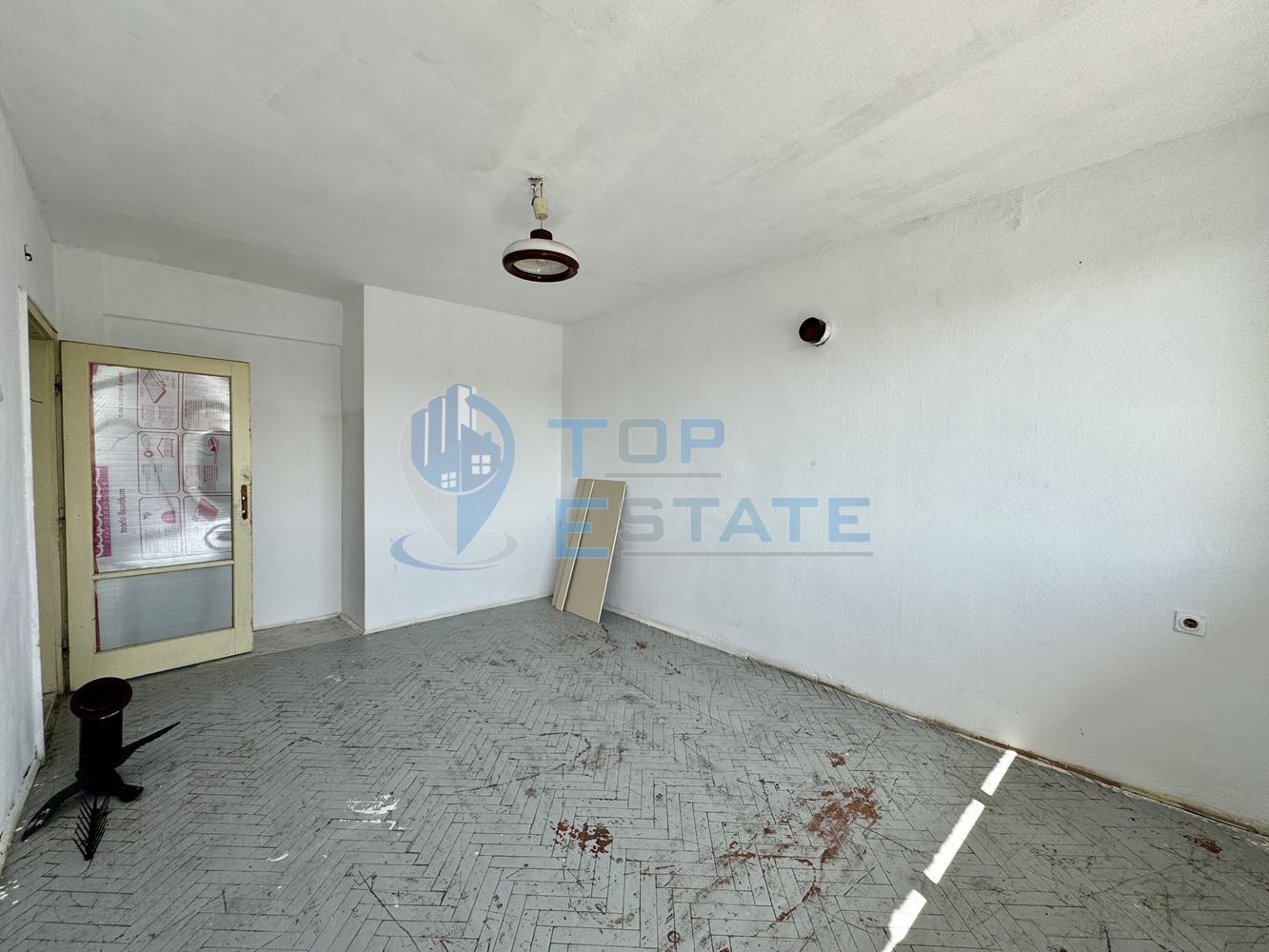 Двустаен тухлен апартамент в центъра на град Полски тръмбеш - 0