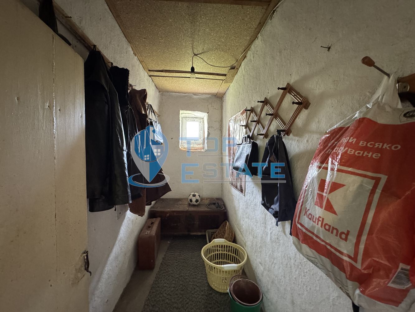 Къща с голям двор и стопански постройки в село Янтра, област Велико Търново - 0