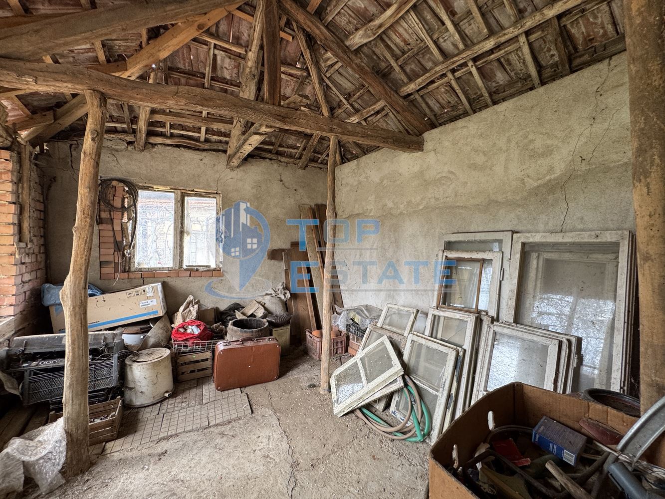 Къща с голям двор и стопански постройки в село Янтра, област Велико Търново - 0