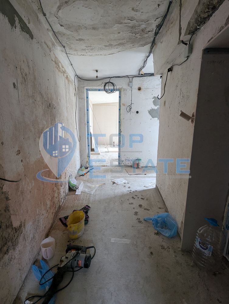 Двуетажна тухлена къща с кладенец в село Поликраище, област Велико Търново - 0