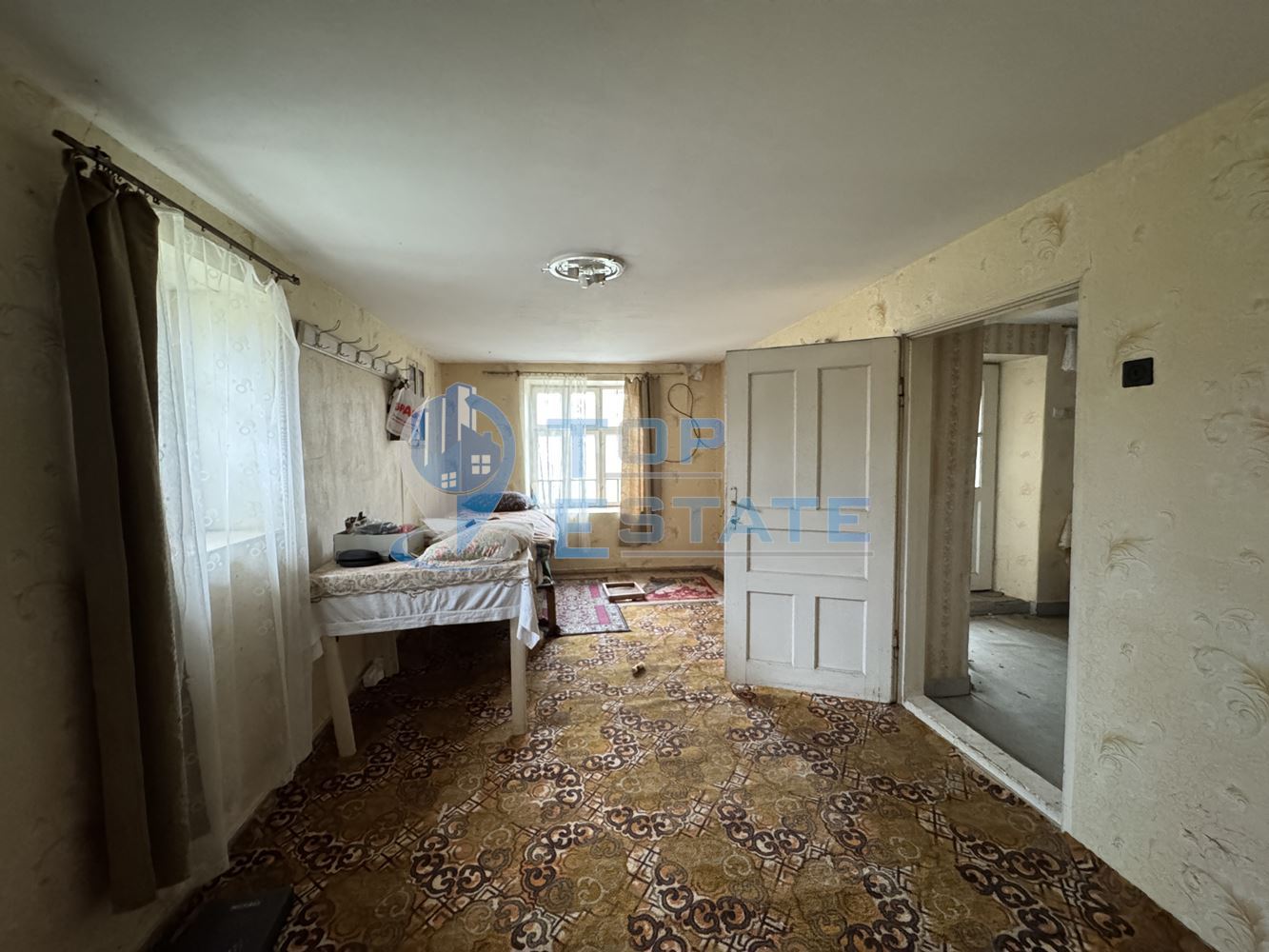 Двуетажна тухлена къща с допълнителни постройки и голям двор в село Горна Липница, област Велико Търново - 0