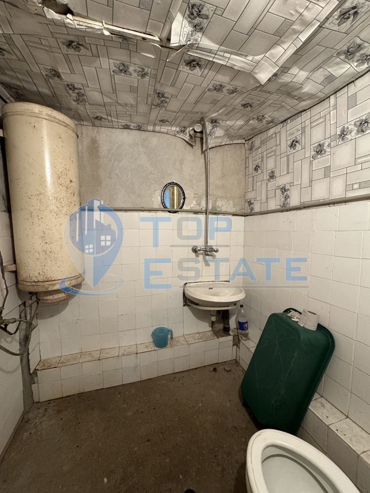 Къща с голям двор и стопански постройки в село Янтра, област Велико Търново - 0