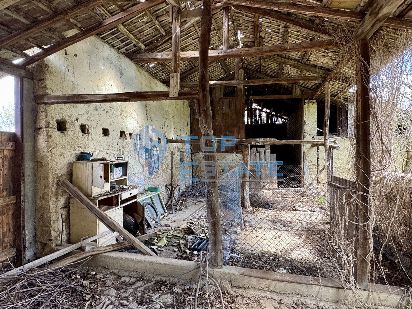 Масивна двуетажна къща с кладенец в село Иванча, област Велико Търново - 0