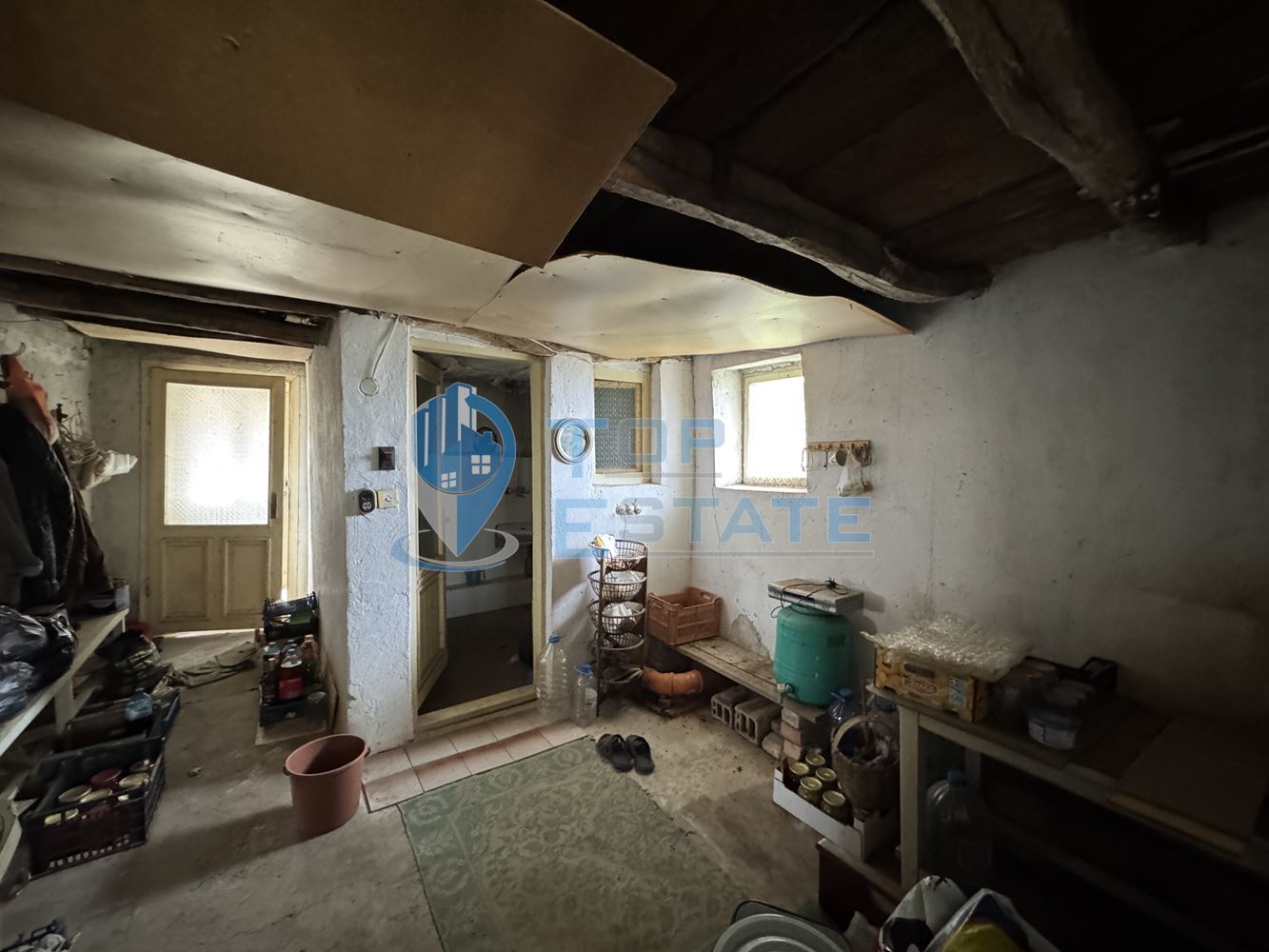 Къща с голям двор и стопански постройки в село Янтра, област Велико Търново - 0