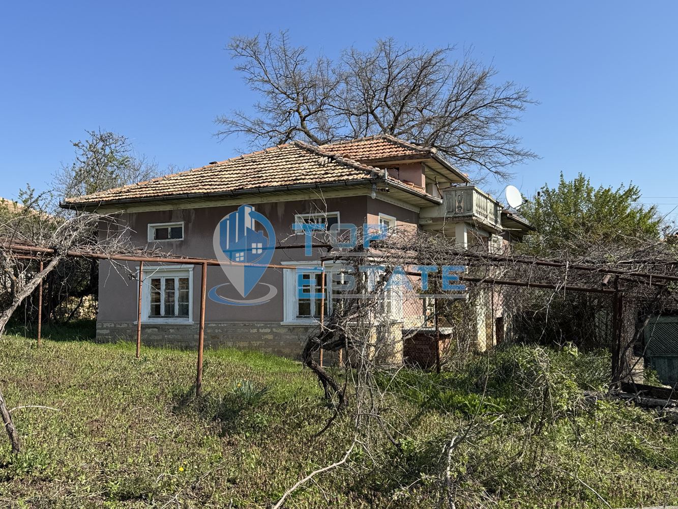 Двуетажна къща с кладенец и стопански постройки в село Нова Върбовка, област Велико Търново. - 0