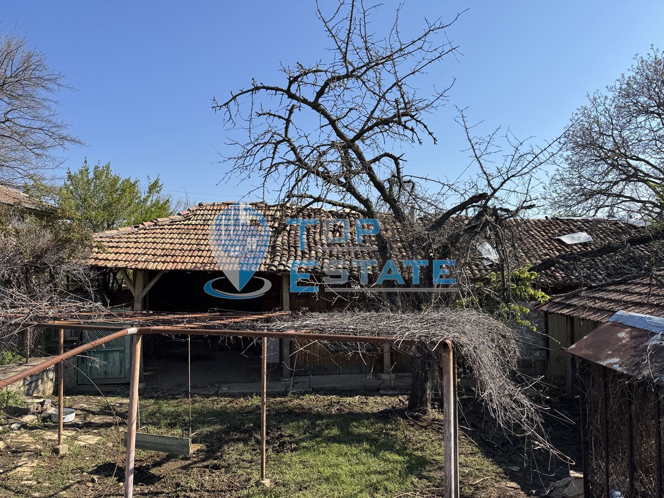 Двуетажна къща с кладенец и стопански постройки в село Нова Върбовка, област Велико Търново. - 0