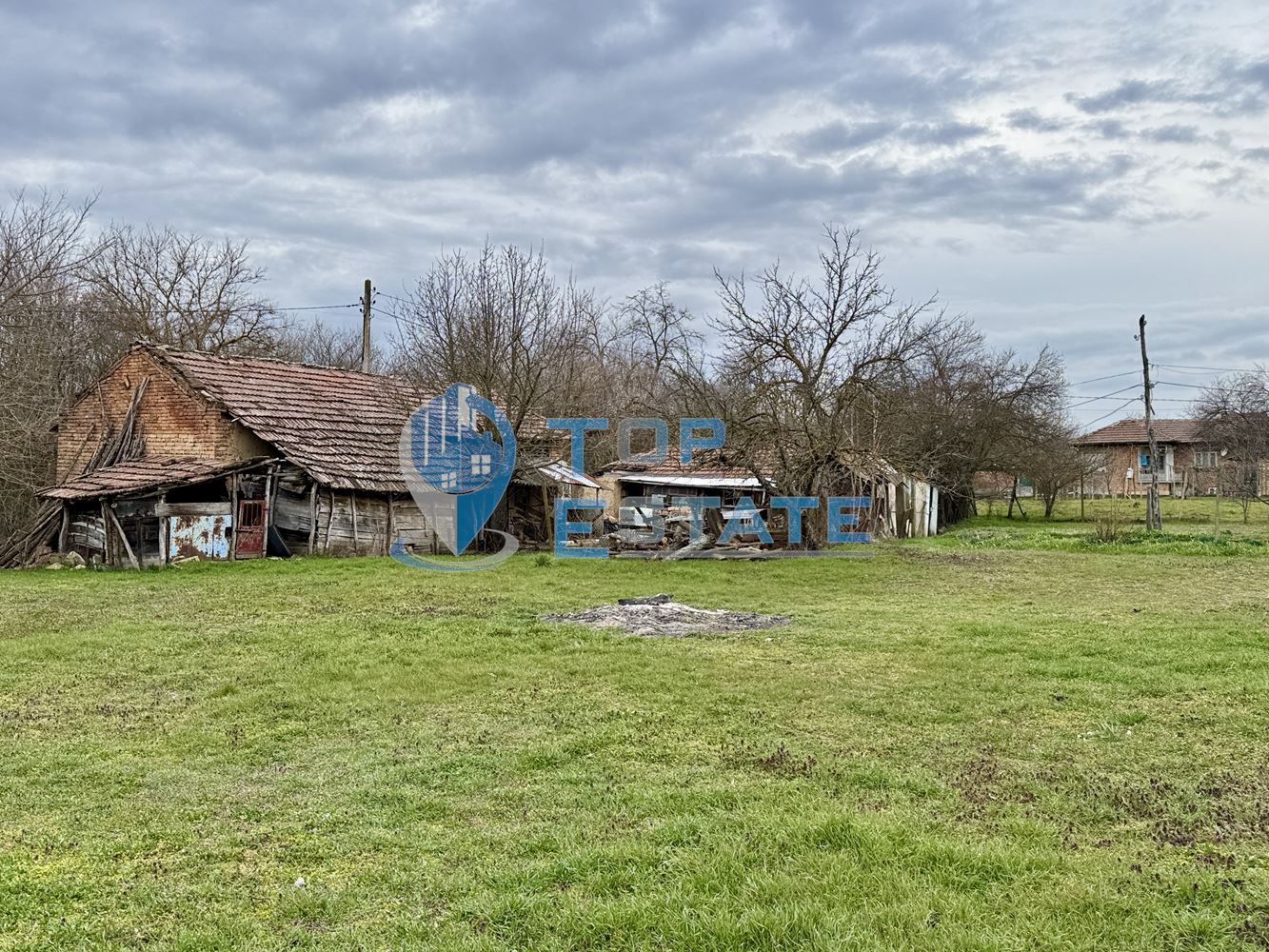 Здрава тухлена къща с кладенец и голям двор в село Павел, област Велико Търново - 0