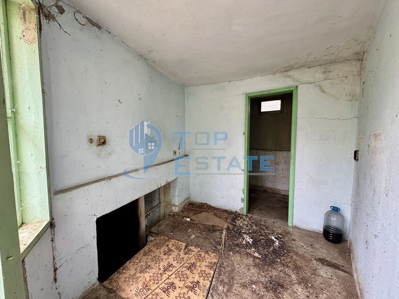 Тухлена къща с голям двор и допълнилни постройки в село Хотница, област Велико Търново - 0