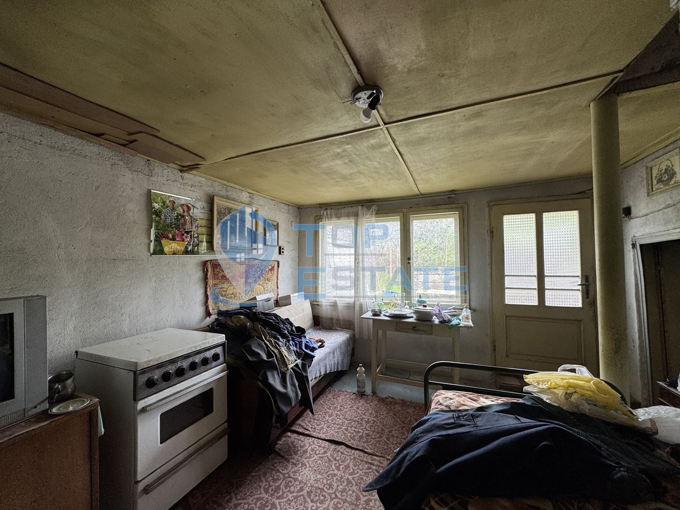 Къща с голям двор и стопански постройки в село Янтра, област Велико Търново - 0