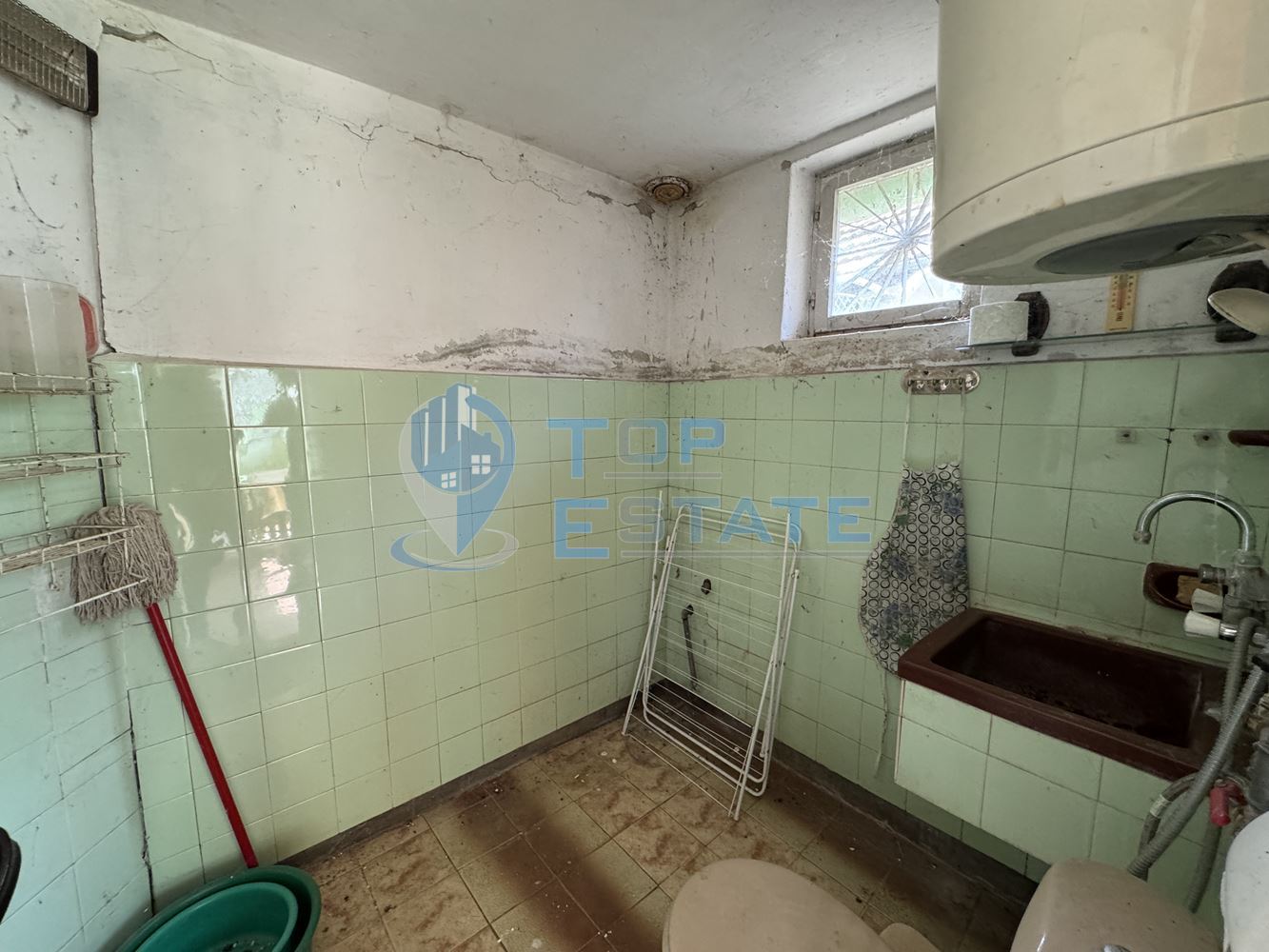 Къща с голям двор и допълнителни постройки в село Хотница, област Велико Търново - 0