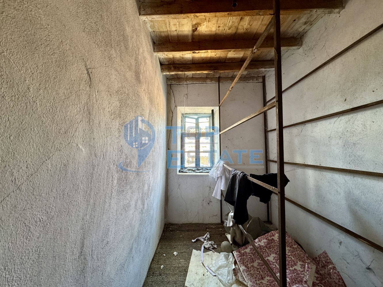 Двуетажна къща с кладенец и допълнителни постройки в село Долна Липница, област Велико Търново - 0