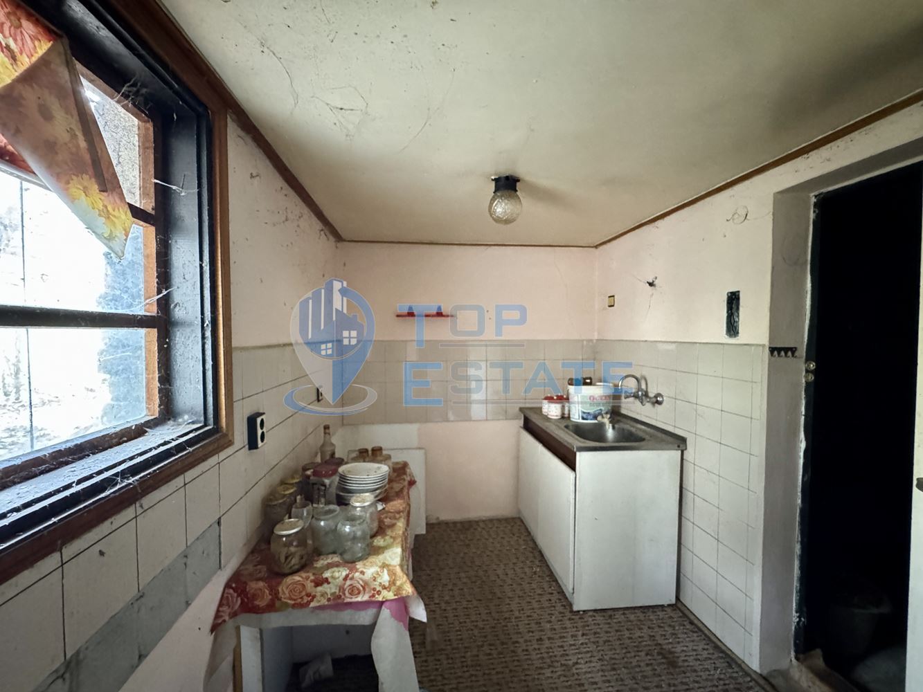 Масивна двуетажна къща с кладенец в село Иванча, област Велико Търново - 0