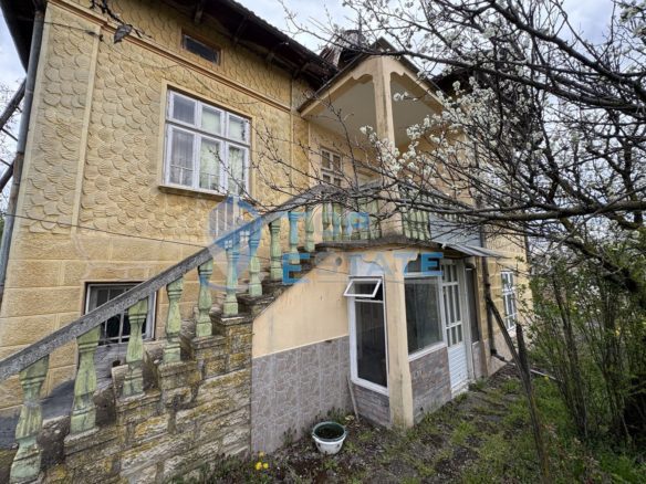 Двуетажна тухлена къща с допълнителни постройки и голям двор в село Горна Липница, област Велико Търново - 0