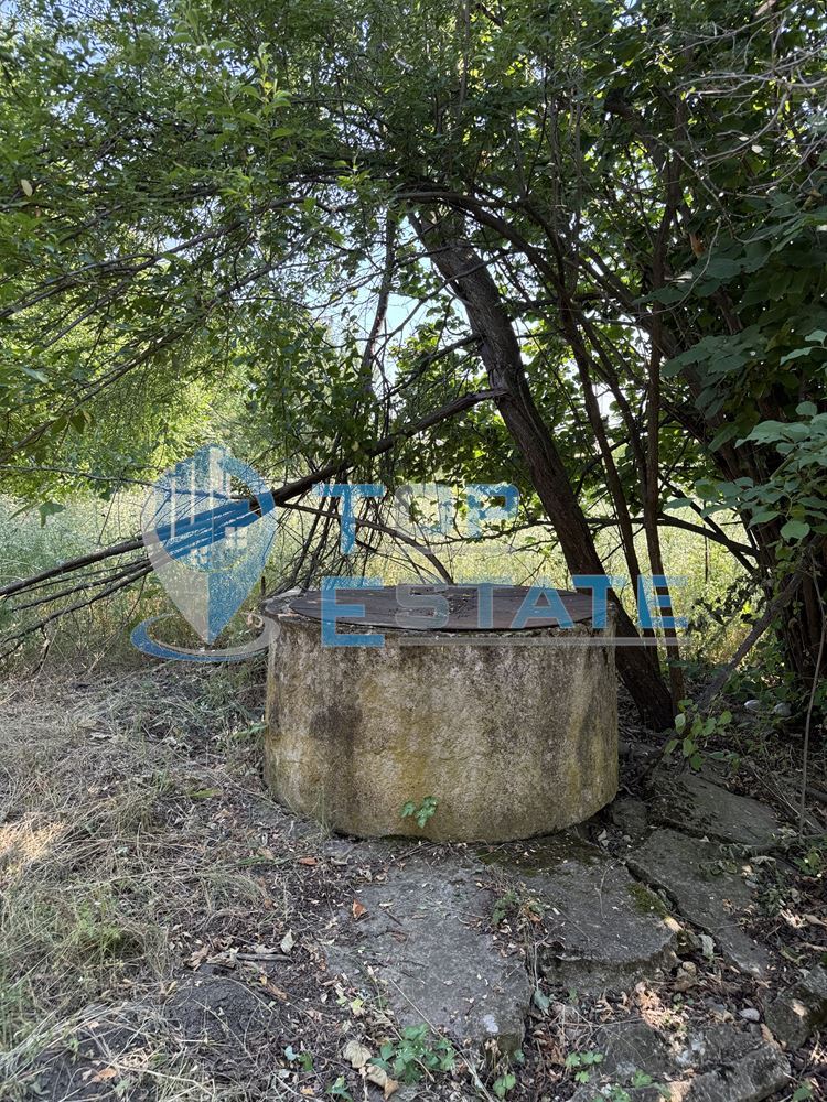 Тухлена къща с кладенец и голям двор в село Павел, област Велико Търново - 0