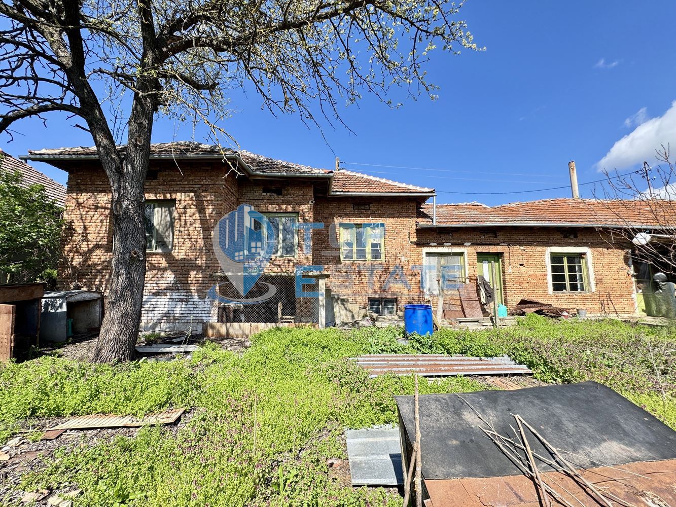 Тухлена къща с кладенец и допълнителни постройки в село Масларево, област Велико Търново - 0