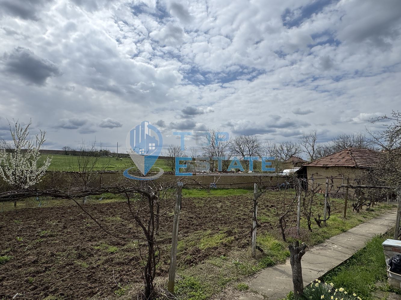 Къща с голям двор и стопански постройки в село Янтра, област Велико Търново - 0